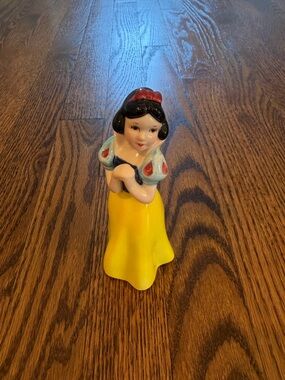 Vintage Walt Disney Productions Snow White Ceramic Porcelain 6” figurine Japan